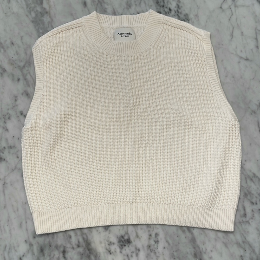 Abercrombie & Fitch Women's Ivory Knit Sweater Vest 
Size: M